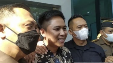Doni Salmanan (tengah) saat menjalani pemeriksaan di Kejaksaan Tinggi Jawa Barat