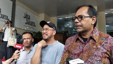 Pandji Pragiwaksono (tengah) dan Haris Azhar (kanan)