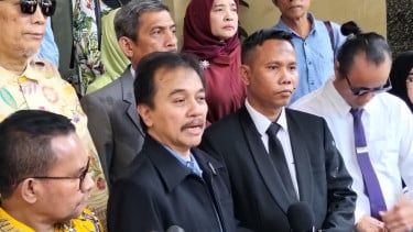 Pakar telematika Roy Suryo (kedua kiri)