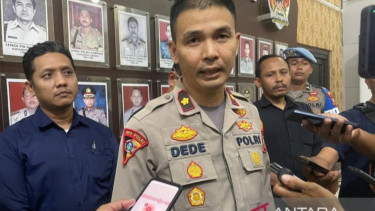Wakapolres Cirebon Kota, Komisaris Polisi Dede Kasmadi (tengah)