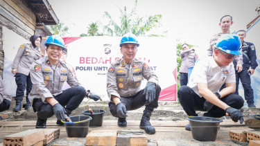 Kapolda Sumsel Irjen Sandi Nugroho melaksanakan program bedah rumah