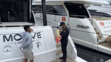 Petugas Ditjen Bea Cukai dan Ditjen Pajak Kementerian Keuangan menyegel empat kapal di Pantai Marina