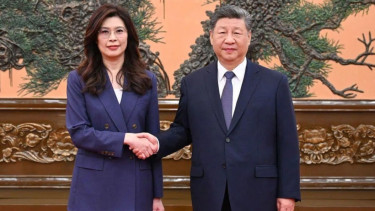 Presiden China, Xi Jinping (kanan) dan pemimpin partai oposisi Taiwan Cheng Li-wun (kiri)