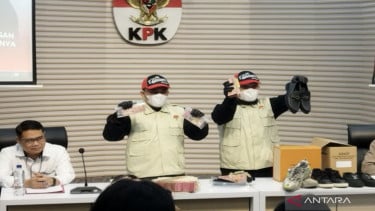 KPK menunjukkan barang bukti Operasi Tangkap Tangan (OTT) Bupati Tulungagung