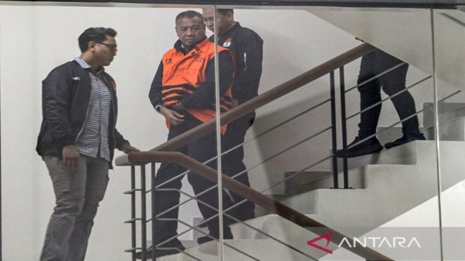 Bupati Tulungagung Gatut Sunu Wibowo (tengah) mengenakan rompi tahanan