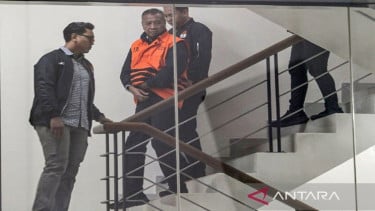 Bupati Tulungagung Gatut Sunu Wibowo (tengah) mengenakan rompi tahanan