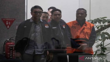 Bupati Tulungagung Gatut Sunu Wibowo (kanan) mengenakan rompi tahanan