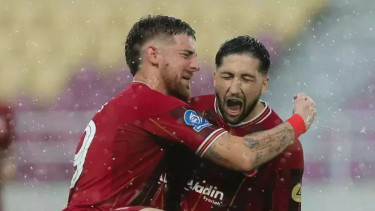 Pemain Persis Solo, Miroslav Maricic (kanan) rayakan gol