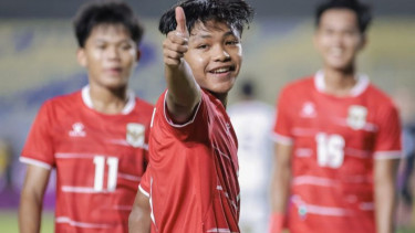 Pemain Timnas Indonesia U-17 Daffa Yunna Adi (tengah)
