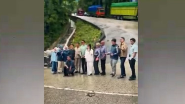 Viral rombongan Arteria Dahlan berfoto di tikungan Sitinjau Lauik, Sumbar