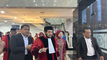 Anwar Usman berjalan keluar gedung MK usai wisuda purnabakti