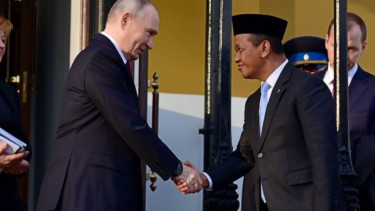 Vladimir Putin (kiri), Bahlil Lahadalia (kanan)