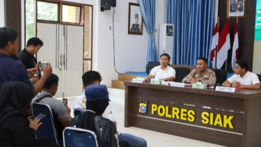 Kapolres Siak AKBP Sepuh Ade Irsyam Siregar (tengah)