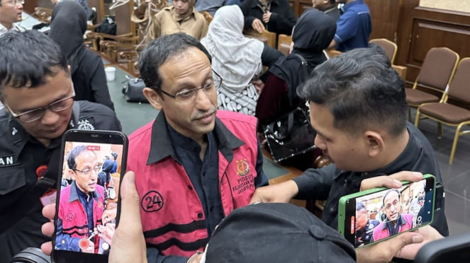 Mantan Menteri Pendidikan, Kebudayaan, Riset, dan Teknologi, Nadiem Makarim (tengah)