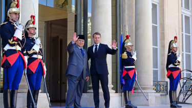 Presiden RI Prabowo Subianto dan Presiden Prancis Emmanuel Macron di Istana Elysee