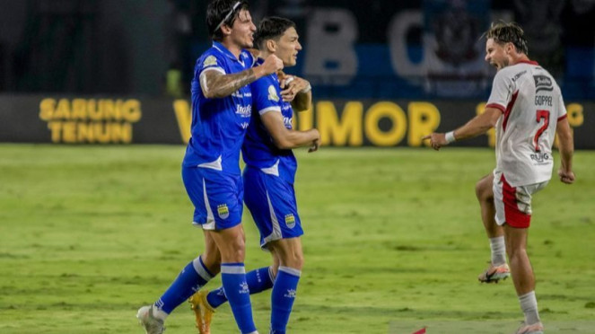 Pemain Persib Bandung Sergio Castel Martinez (kiri) dan Federico Barba (kedua kiri)