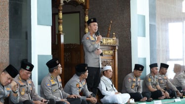 Kapolda Sumsel Irjen Sandi Nugroho melepas calon jemaah haji personel Polda Sumsel