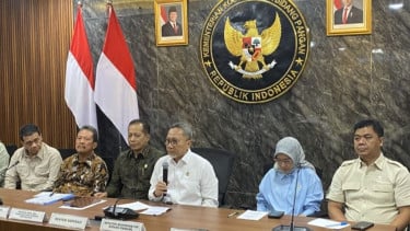 Menko Zulhas (tengah)