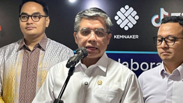 Menteri Ketenagakerjaan (Menaker) Yassierli (tengah)