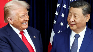 Presiden Donald Trump dan Presiden Xi Jinping dalam pertemuan APEC summit, di Busan
