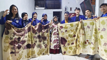 Mahasiswa menunjukkan kain batik.