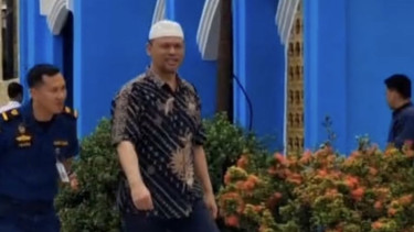 Napi Tipikor Supriadi (kanan) saat berjalan menuju ke kedai kopi di Kendari