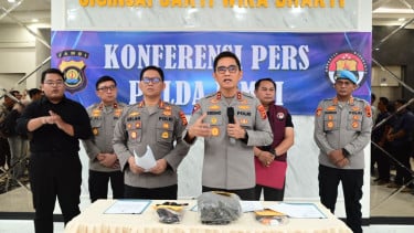 Kapolda Jambi, Inspektur Jenderal Polisi Krisno Halomoan Siregar (tengah)