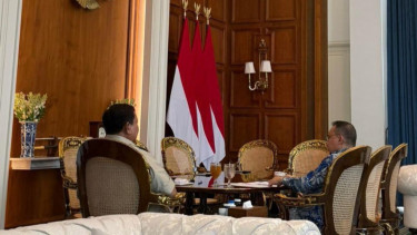 Presiden RI Prabowo Subianto bicara empat mata dengan Wakil Ketua DPR RI Sufmi Dasco Ahmad di Istana Merdeka