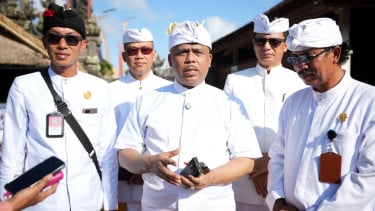 Kakorlantas Polri Irjen Agus Suryonugroho (tengah)