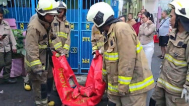Petugas mengevakuasi jenazah korban kebakaran rumah di Tanjung Duren