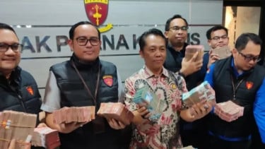 Asisten Tindak Pidana Khusus Kejati Jatim, Wagiyo (kedua kanan)