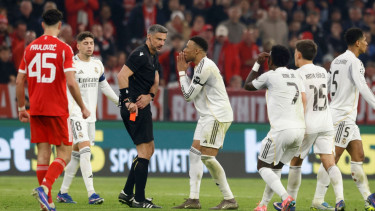 Pemain Real Madrid protes ke wasit Slavko Vinicius usai Eduardo Camavinga dapat kartu merah