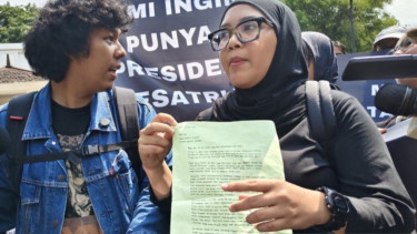 Koordinator KontraS Dimas Bagus Arya (kiri) dan anggota Tim Advokasi untuk Demokrasi (TAUD) Fatia Maulidyanti