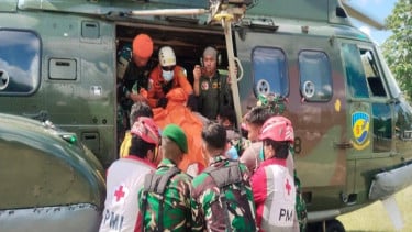 TNI AU evakuasi korban kecelakaan helikopter di Sekadau Kalbar