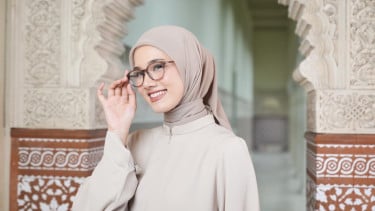 Ilustrasi wanita berhijab pakai kacamata.