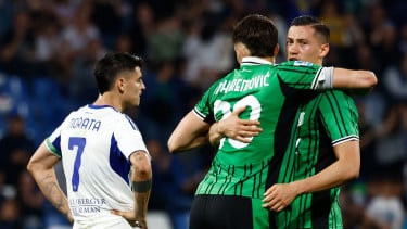 Jay Idzes dan Tarik Muharemovic rayakan kemenangan Sassuolo atas Como 2-1 di hadapn Alvaro Morata