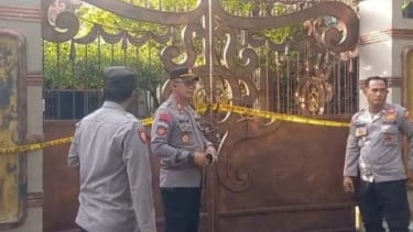 Petugas Polres Jombang, di lokasi rumah usai terbakar di Kecamatan/Kabupaten Jombang, Jawa Timur