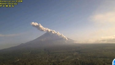 Gunung Semeru erupsi disertai awan panas guguran sejauh 4 kilometer