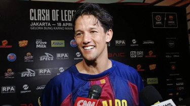 Irfan Bachdim Bertukar Jersey dengan Idolanya Rivaldo di GBK