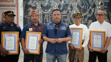 Kakorlantas Polri Irjen Agus Suryonugroho (tengah)