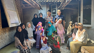 Ipda Ali bersama bocah bernama Azizah