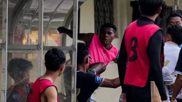 Tendangan Kungfu Fadly Alberto di pertandingan Elite Pro Academy