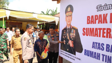Polda Sumsel memberikan bantuan pembangunan rumah layak huni bagi warga prasejahtera