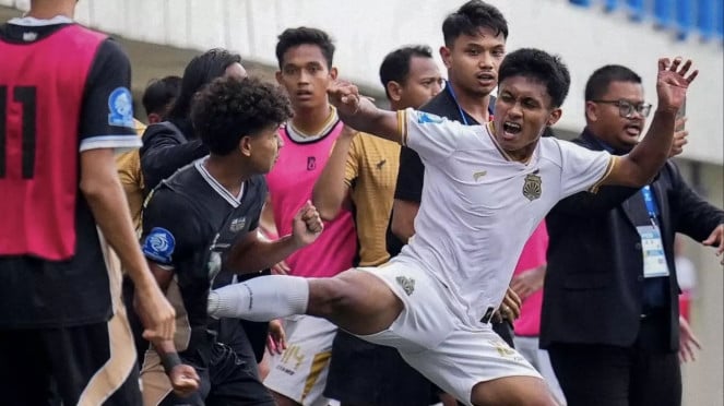 Dewa United Minta Pelaku Kekerasan Tendangan Kungfu Dihukum Tegas Hingga Pidana, 5. Vidic Ngamuk! Insiden Berdarah Leny Yoro Picu Kritik Keras: Sepakbola Sekarang Terlalu Lembek, 4. Dewa United Minta Pelaku Kekerasan Tendangan 'Kungfu' Dihukum Tegas Hingga Pidana, 3. Kata Kurniawan Usai Timnas Indonesia U-17 Gagal Total di Piala AFF U-17 2026, 2. Jangan Tertipu Klasemen! Persib Bandung Diadang Ujian Serius dari Dewa United FC, 1. Pernyataan Berkelas Mikel Arteta Usai Arsenal Dihajar Manchester City
