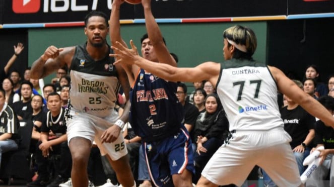 Pebasket Pelita Jaya Jakarta Victory Emilio Lobbu (tengah)
