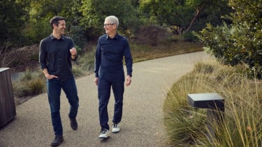 John Ternus bersama Tim Cook.