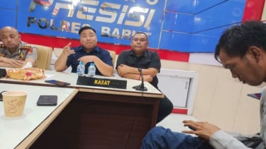 Kapolres Barito Utara, AKBP Singgih Febiyanto (kiri)
