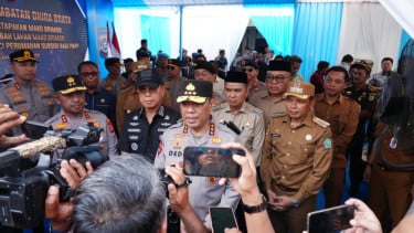 Wakil Kepala Polri, Komisaris Jenderal Polisi Dedi Prasetyo (tengah)