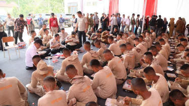 Momen Makan Siang Mendagri Bersama Praja IPDN