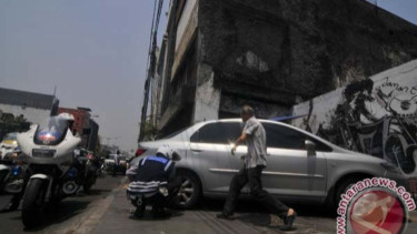 Mobil Pelat Merah Parkir di Trotoar